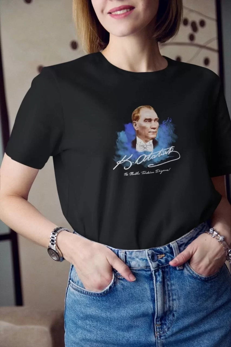 Gucso Kadın Bisiklet Yaka Kemal Atatürk İmza Baskılı Oversize T-Shirt - Siyah