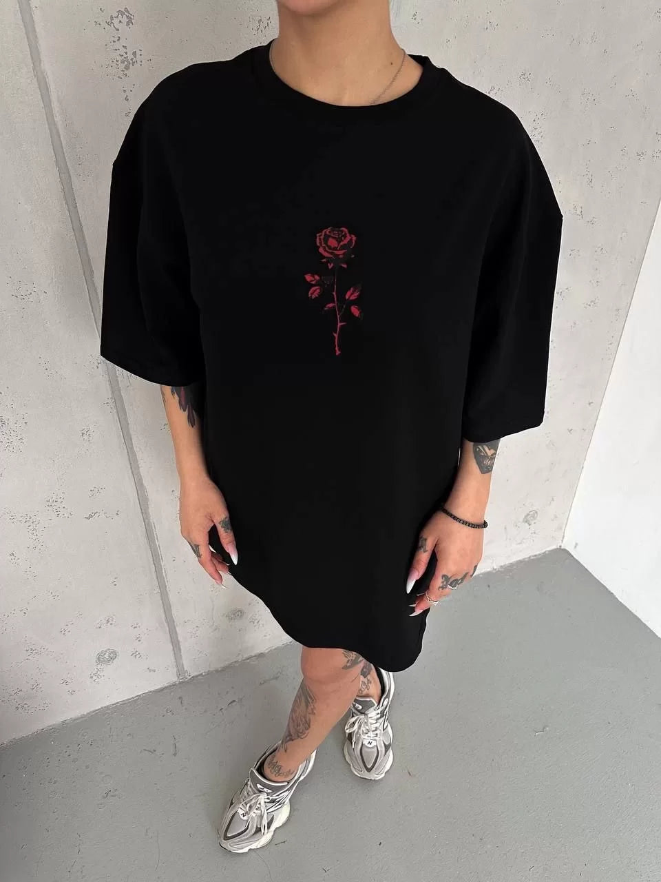 Gucso Women's Crew Neck Red Rose Printed Oversize T-Shirt - Black 