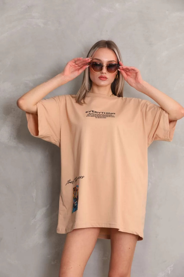 Gucso Kadın Bisiklet Yaka Everything Yazılı Renkli Karışık Tablo Desen Baskılı Oversize T-Shirt - Bej