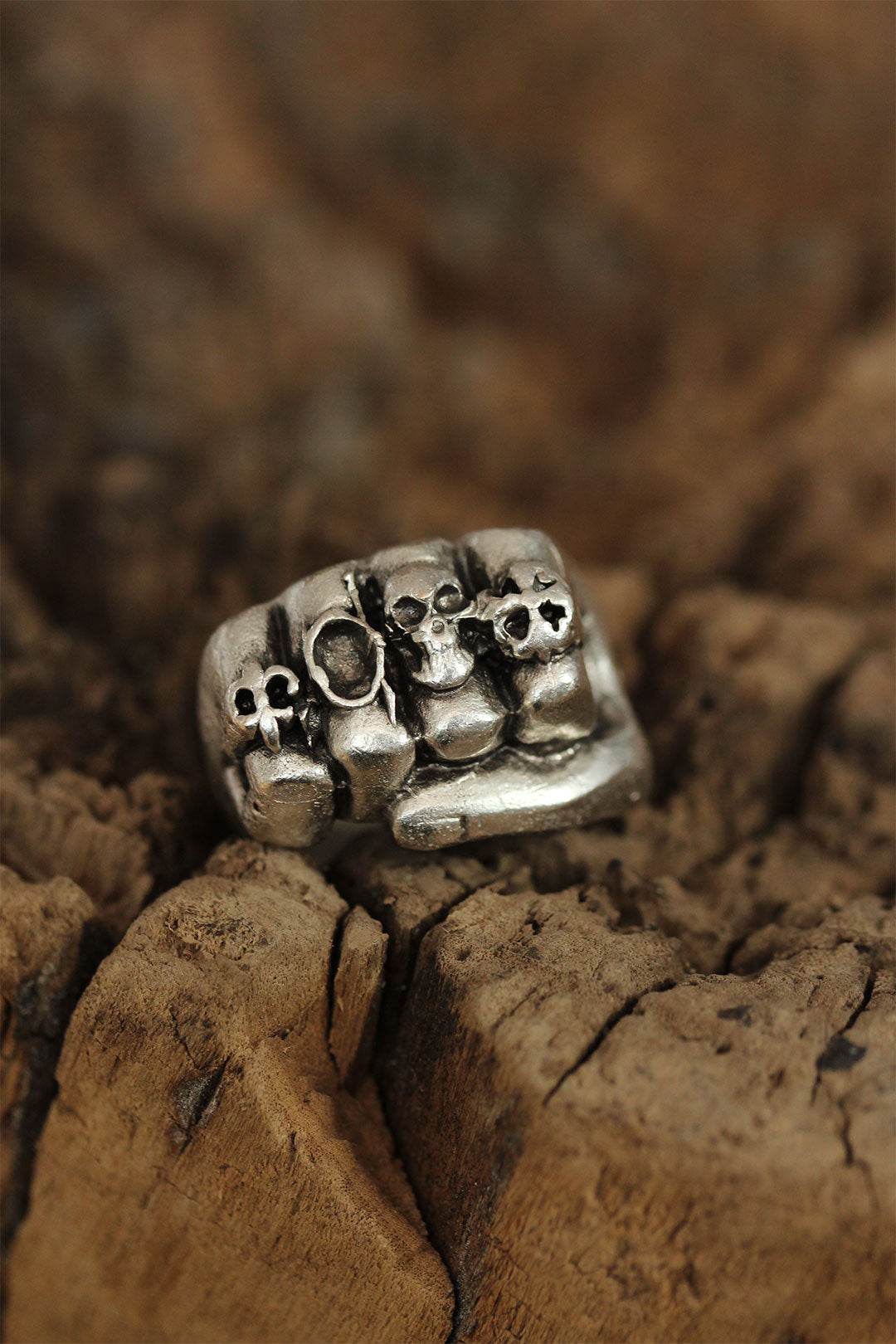 Herrenring mit verstellbarem Faustdesign und Totenkopf-Detail