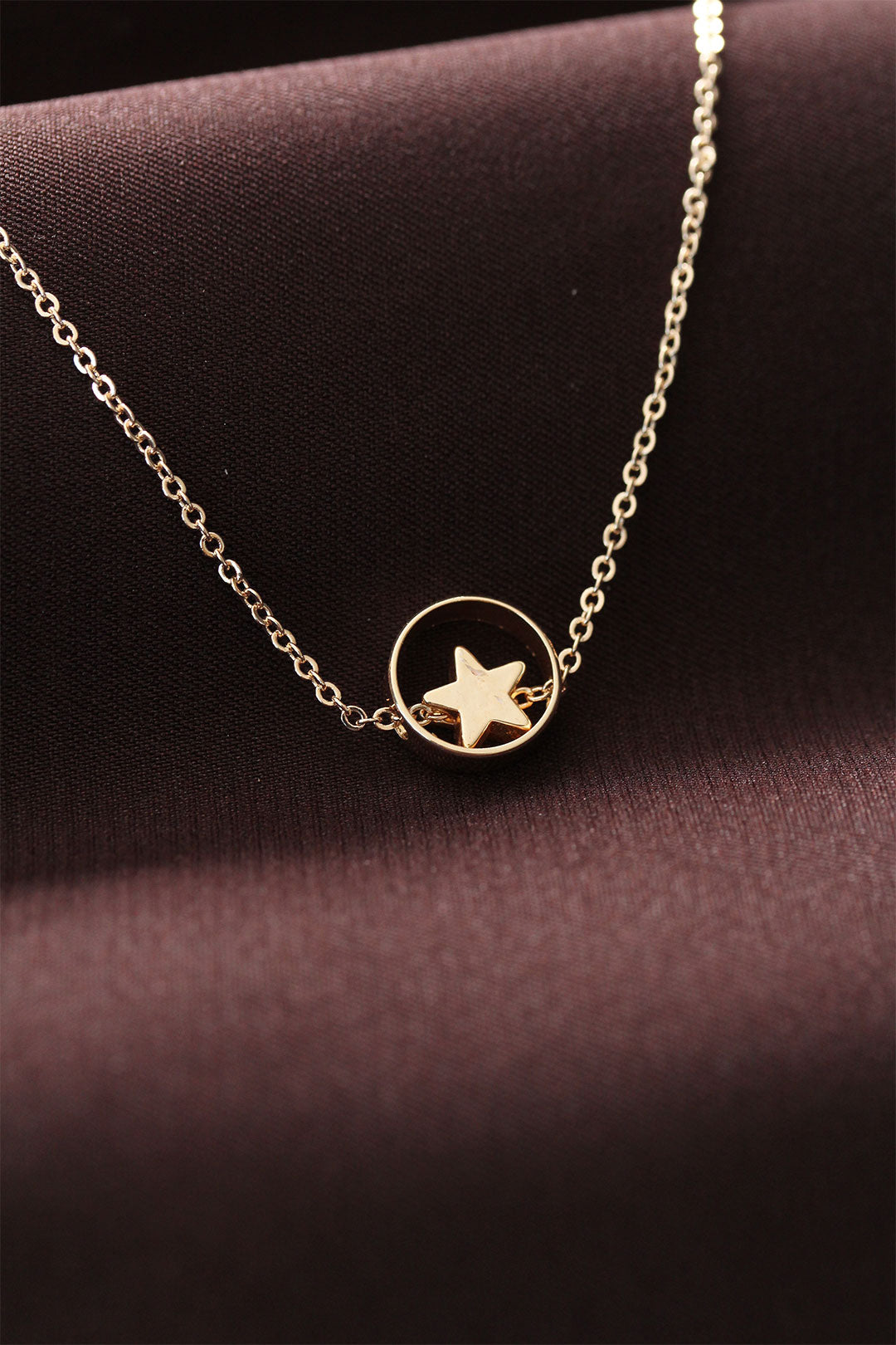 Women's Necklace with Star Figure in Plate Ring