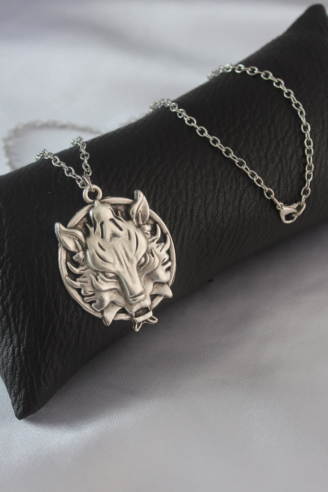 Silver Color White Wolf Engraved Medallion Model Men's Necklace