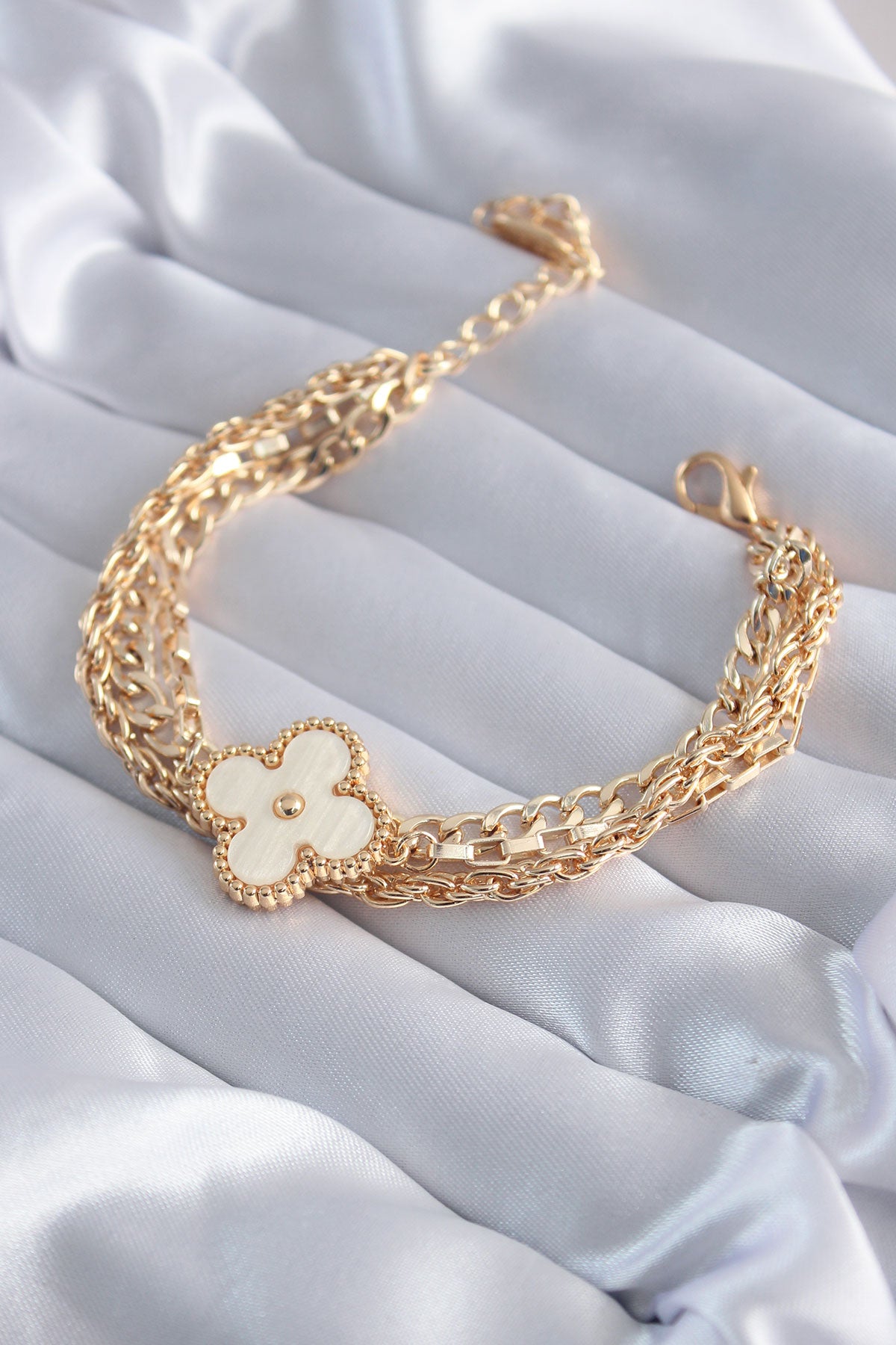 Gold Renk Beyaz Yonca Model Kadın Bileklik