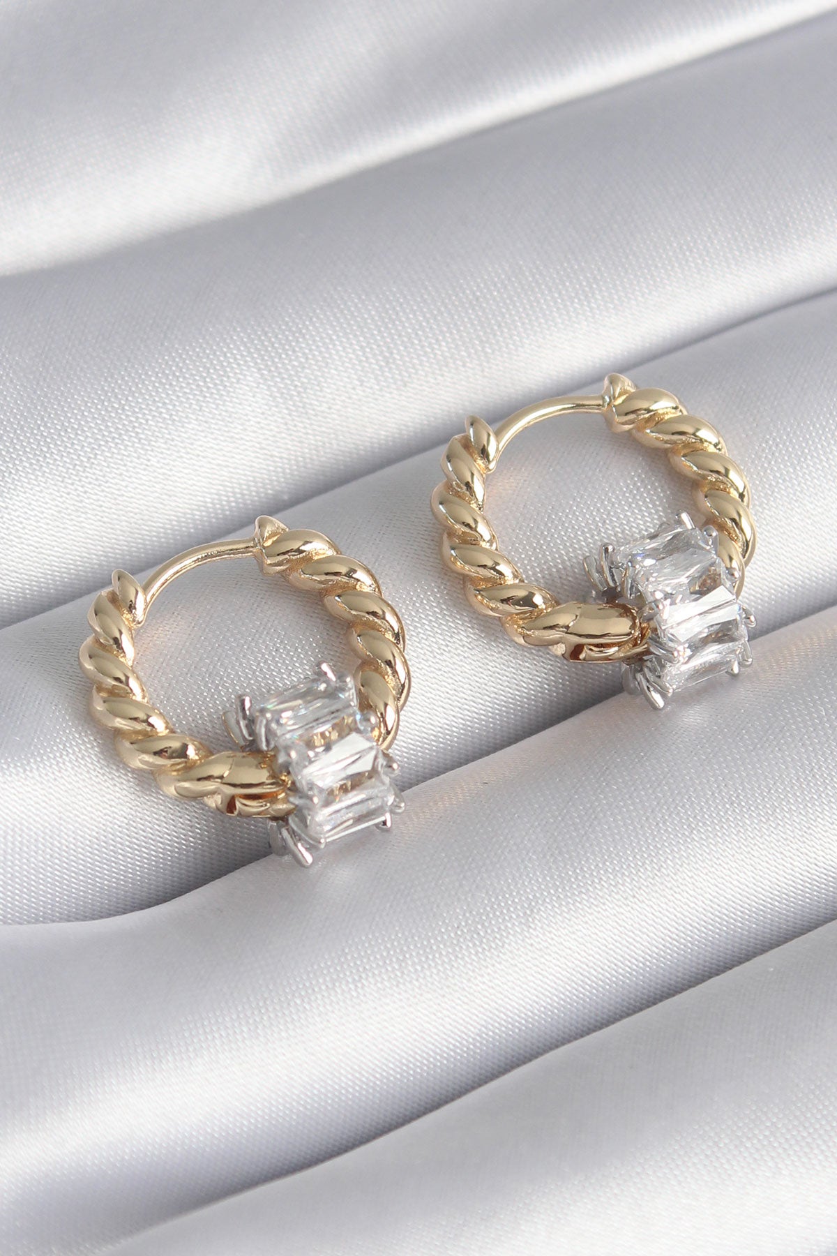 Pirinç Gold Renk Sarmal Halka Model Gümüş Renk Zirkon Taşlı Kadın Küpe