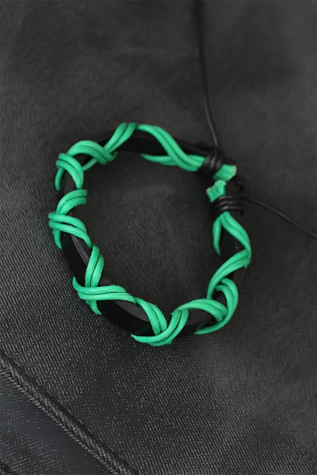 Herrenarmband aus schwarzem Leder mit grüner Schnur